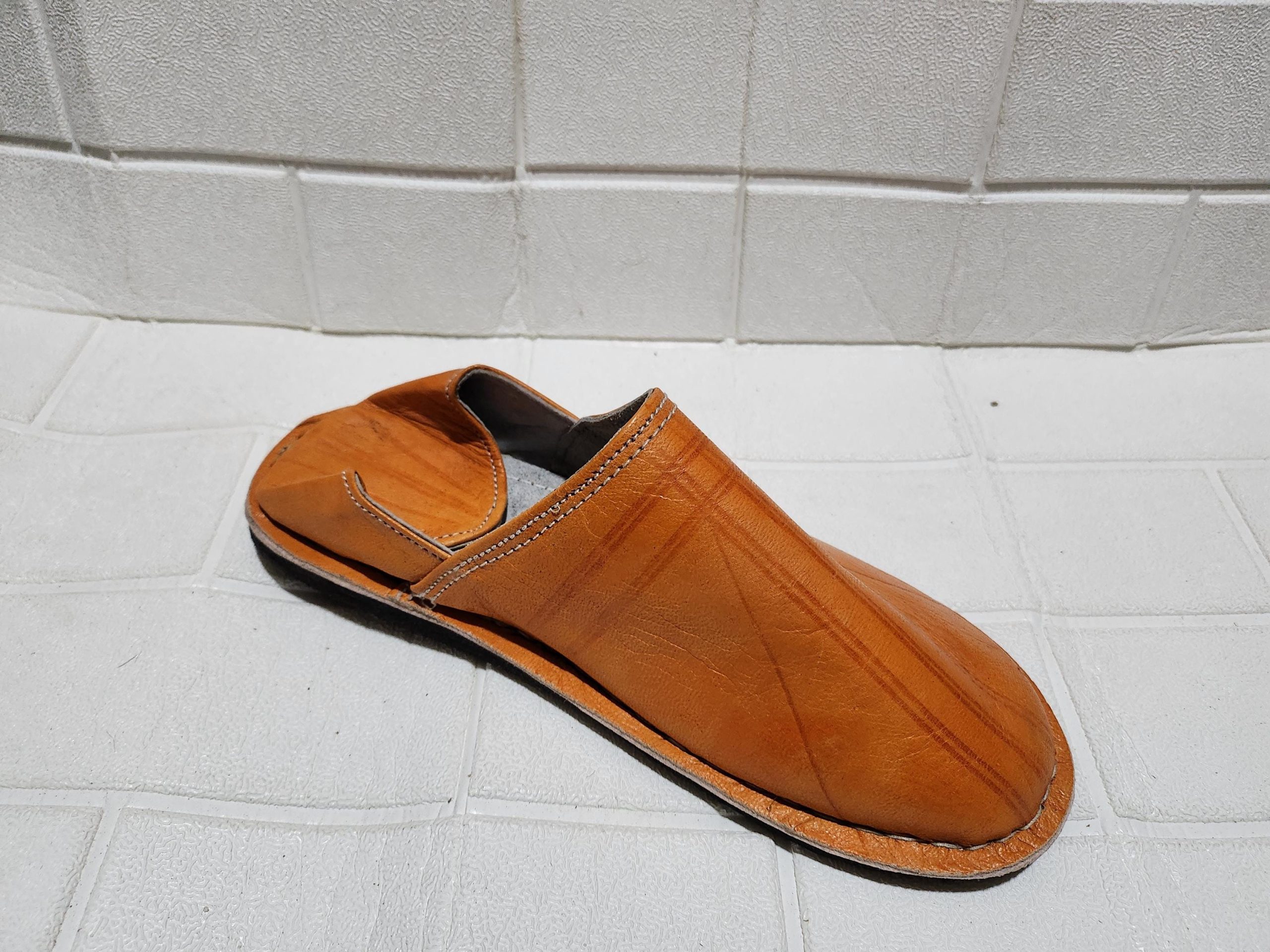 Moroccan Men’s Orange Leather Slip-on Sandals – Handmade Babouche For Him – Natural Leather Slides – Custom Gift Idea – Sizes 40-46 Eu